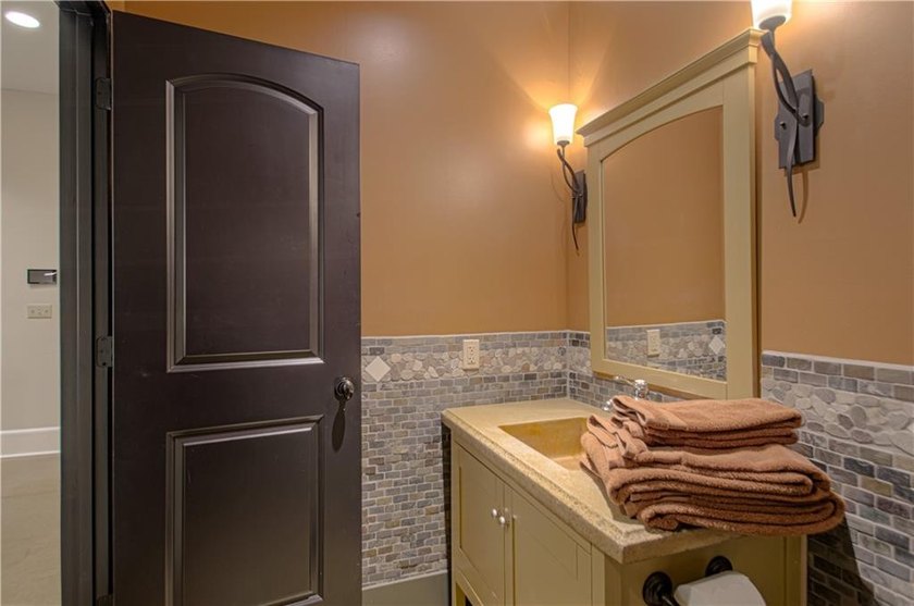 Mountain-luxury meets custom craftsmanship in this show-stopping - photo 33