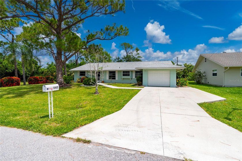 Beautfifully updated and move in ready 3/2/1 pool home - photo 3