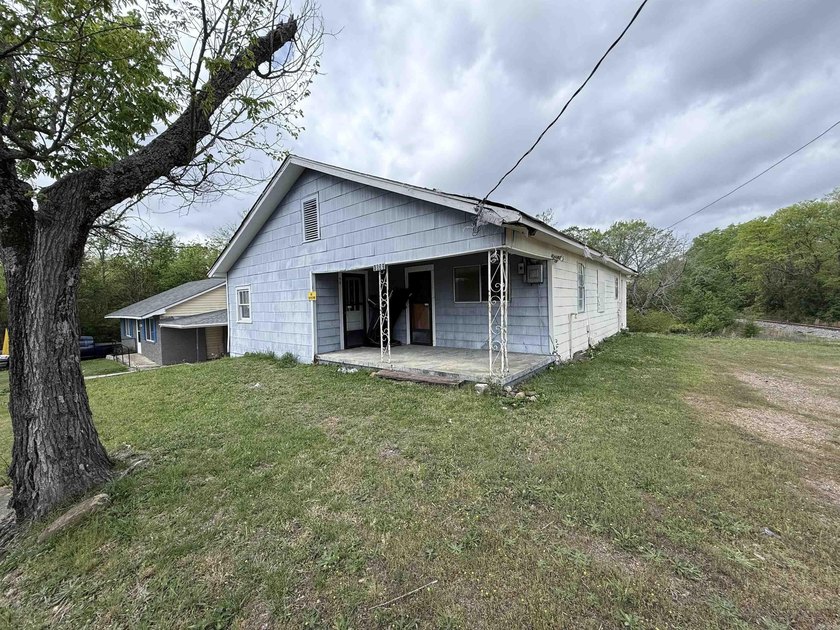 INVESTOR SPECIAL! Bring your tools and vision to this 2-bedroom - photo 2