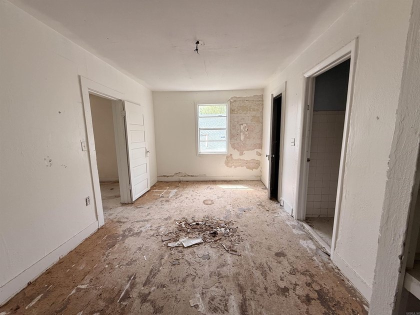 INVESTOR SPECIAL! Bring your tools and vision to this 2-bedroom - photo 7