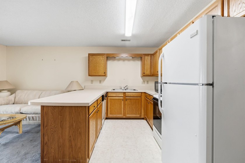 Back on the market at no fault of the seller! Welcome to this - photo 18