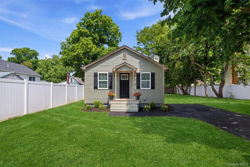 Move right into this refurbished and updated 2 Bedroom Ranch - photo 2