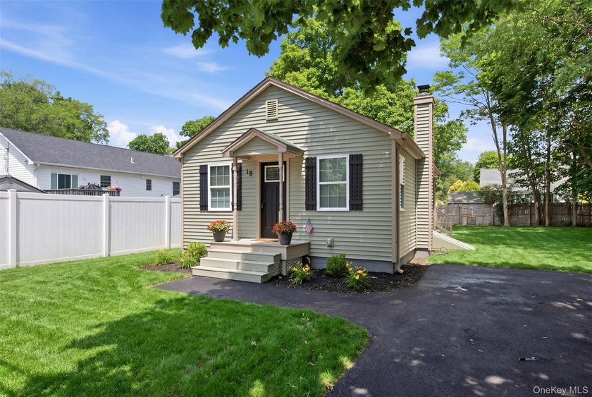 Move right into this refurbished and updated 2 Bedroom Ranch - photo 4