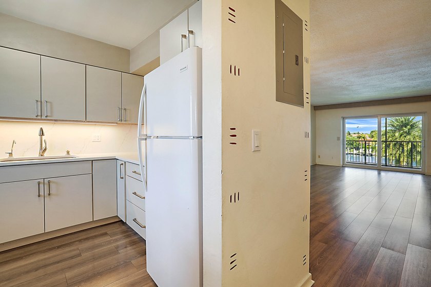 Move right into this beautifully updated 2-bedroom, 2-bath - photo 11