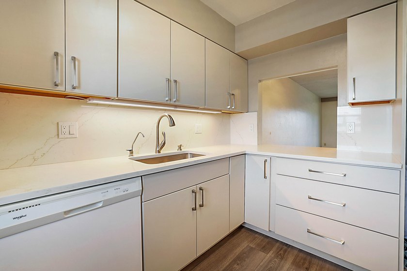 Move right into this beautifully updated 2-bedroom, 2-bath - photo 12