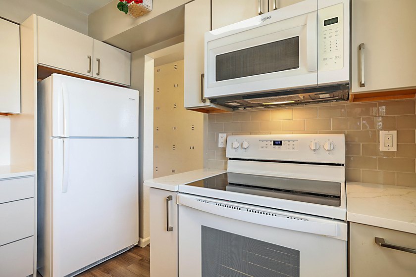 Move right into this beautifully updated 2-bedroom, 2-bath - photo 14