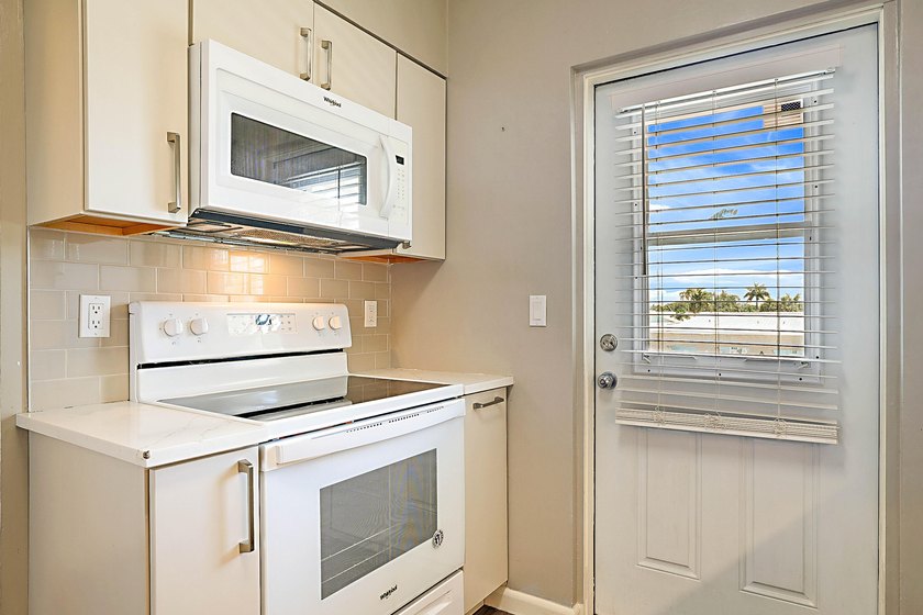 Move right into this beautifully updated 2-bedroom, 2-bath - photo 15