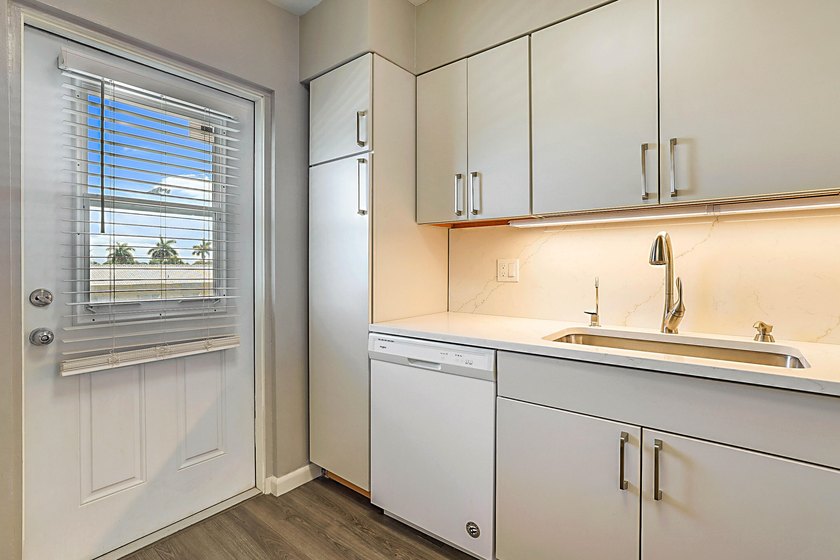 Move right into this beautifully updated 2-bedroom, 2-bath - photo 16
