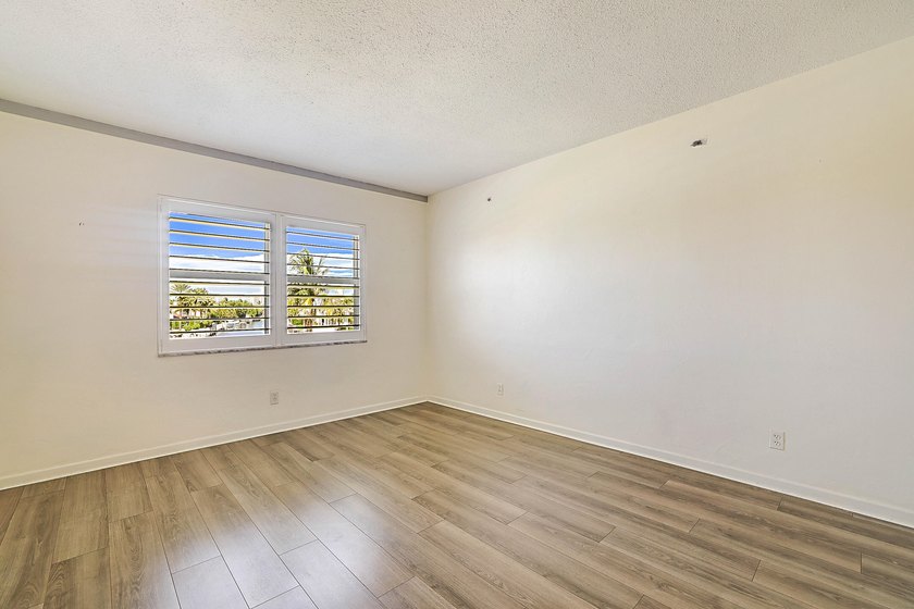 Move right into this beautifully updated 2-bedroom, 2-bath - photo 17