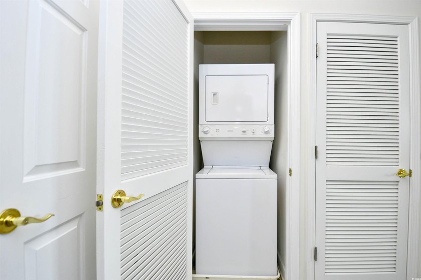 You will love this beautiful top floor end unit offering 2 - photo 23
