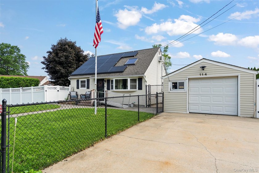 Charming and well-maintained 3-bedroom, 1-bath Cape nestled on a - photo 2