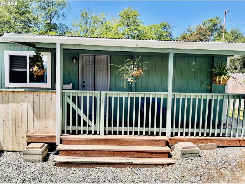 Beautifully remodeled, clean and move in ready! This charming 2 - photo 5