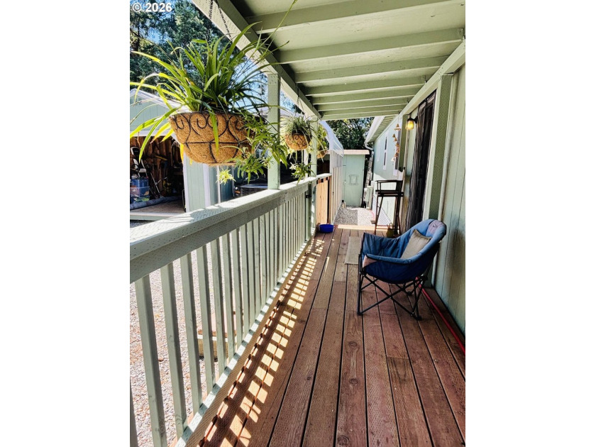 Beautifully remodeled, clean and move in ready! This charming 2 - photo 6