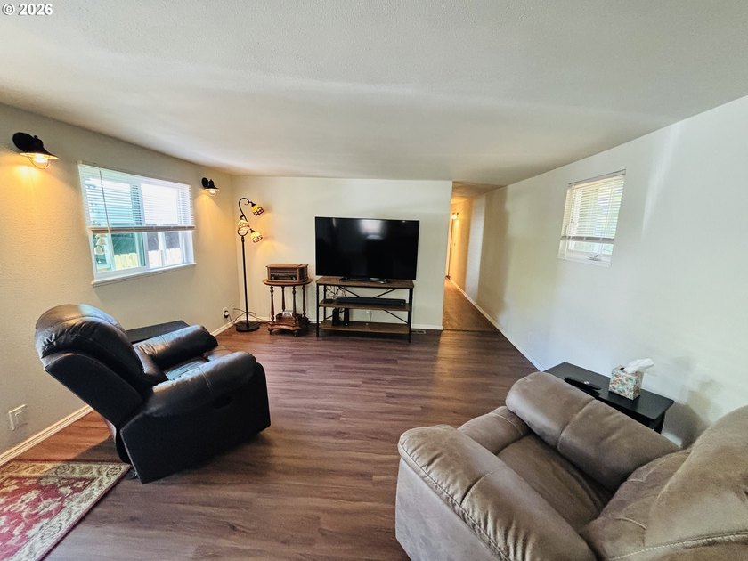 Beautifully remodeled, clean and move in ready! This charming 2 - photo 8
