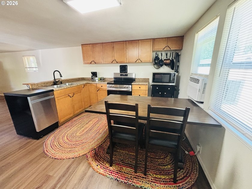 Beautifully remodeled, clean and move in ready! This charming 2 - photo 9