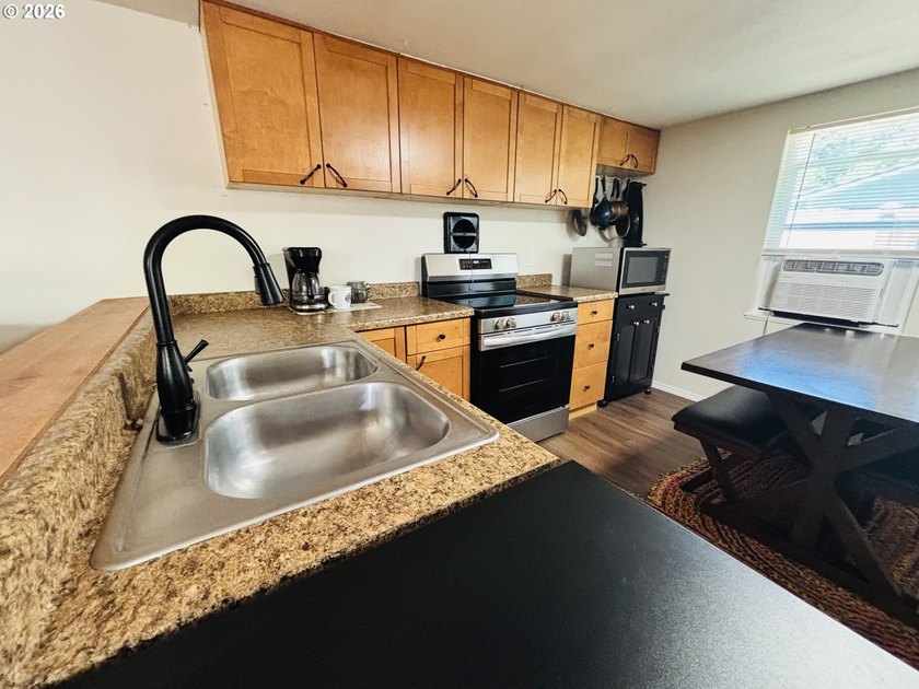 Beautifully remodeled, clean and move in ready! This charming 2 - photo 10