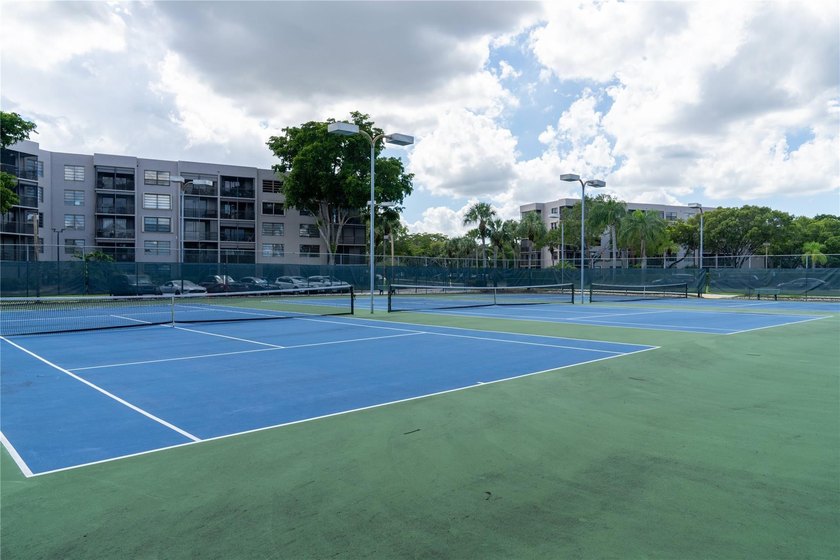 PRICED TO SELL in the heart of Pembroke Pines. Some photos - photo 21
