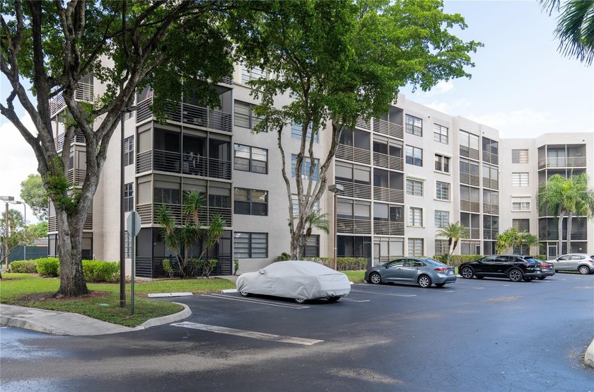PRICED TO SELL in the heart of Pembroke Pines. Some photos - photo 24