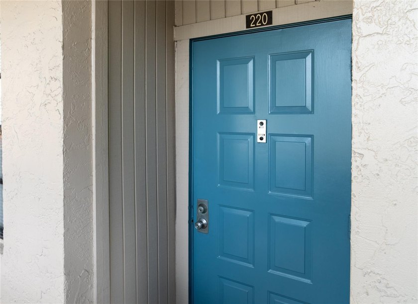 PRICED TO SELL in the heart of Pembroke Pines. Some photos - photo 25