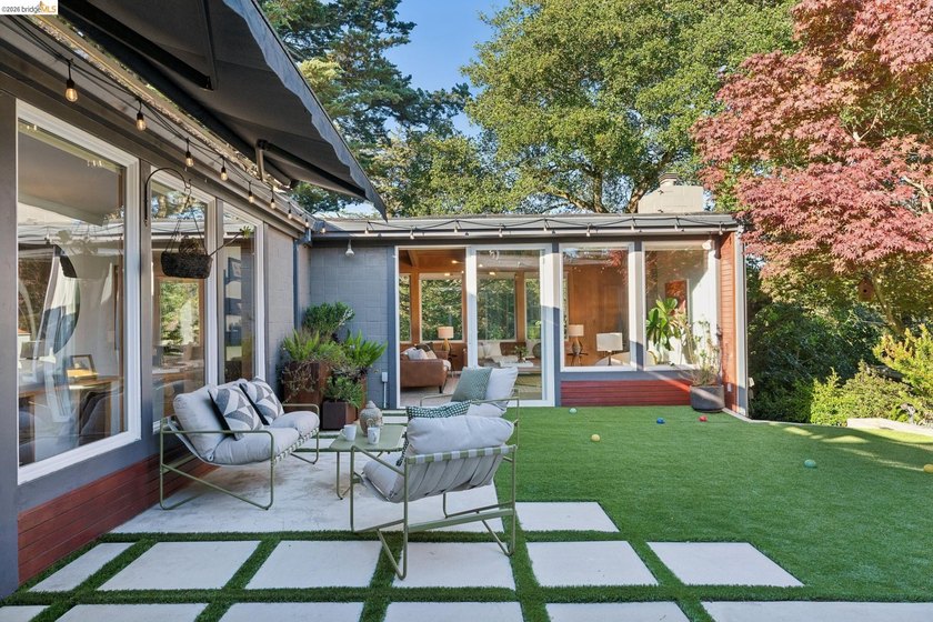 Don't miss this rare and sophisticated Mid-Century Modern - photo 11
