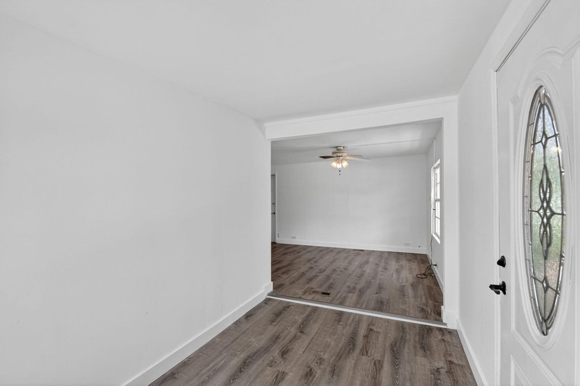 Spacious, Open and Newly Renovated 3BR /2BA home w/ contemporary - photo 13