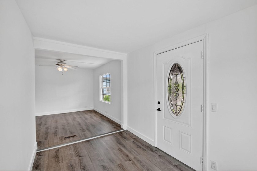 Spacious, Open and Newly Renovated 3BR /2BA home w/ contemporary - photo 15