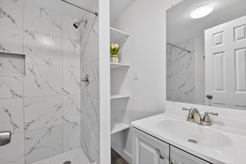 Spacious, Open and Newly Renovated 3BR /2BA home w/ contemporary - photo 20