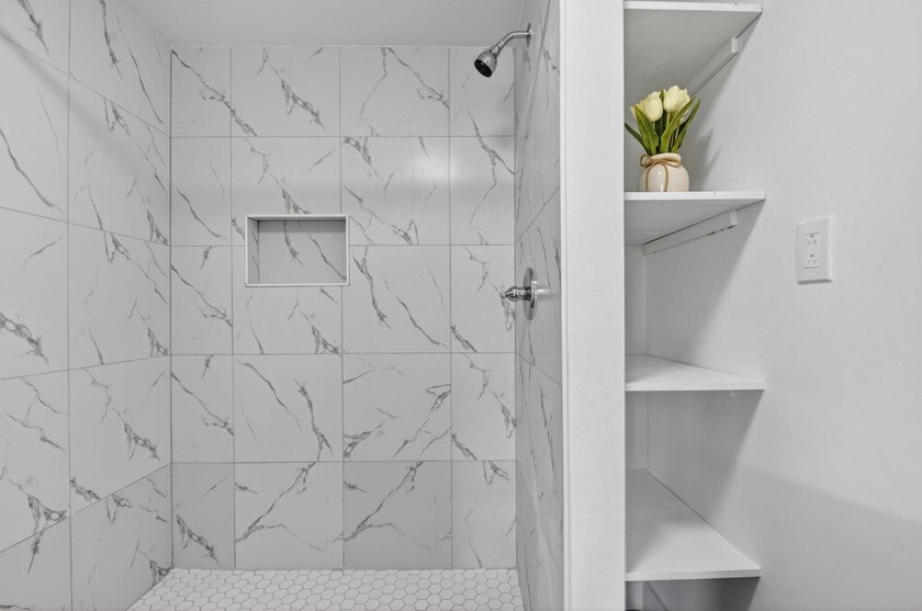 Spacious, Open and Newly Renovated 3BR /2BA home w/ contemporary - photo 21