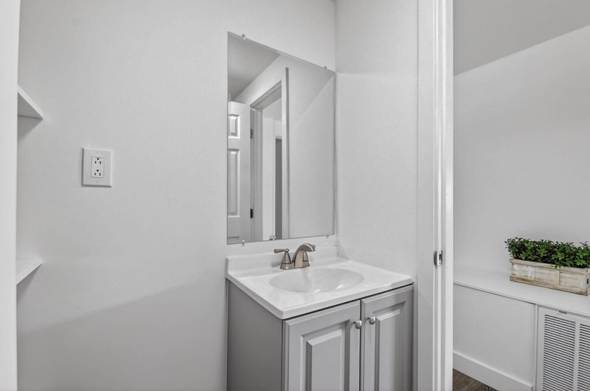 Spacious, Open and Newly Renovated 3BR /2BA home w/ contemporary - photo 22