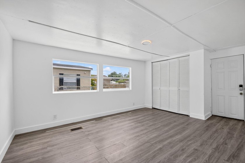 Spacious, Open and Newly Renovated 3BR /2BA home w/ contemporary - photo 23