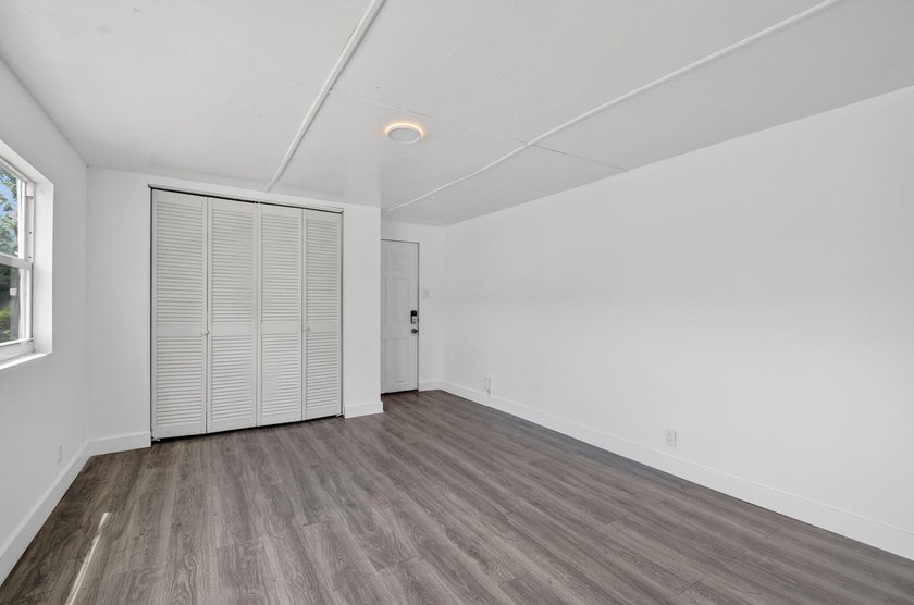 Spacious, Open and Newly Renovated 3BR /2BA home w/ contemporary - photo 24