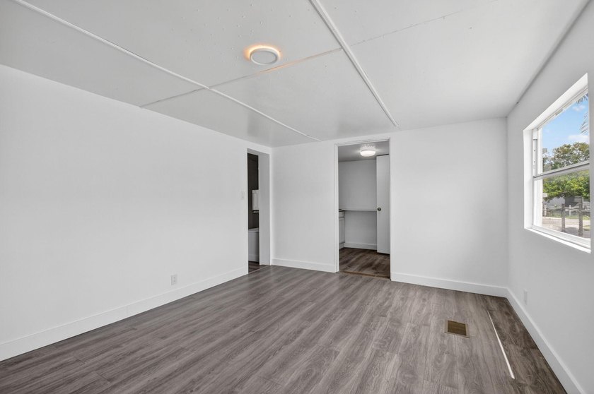 Spacious, Open and Newly Renovated 3BR /2BA home w/ contemporary - photo 26