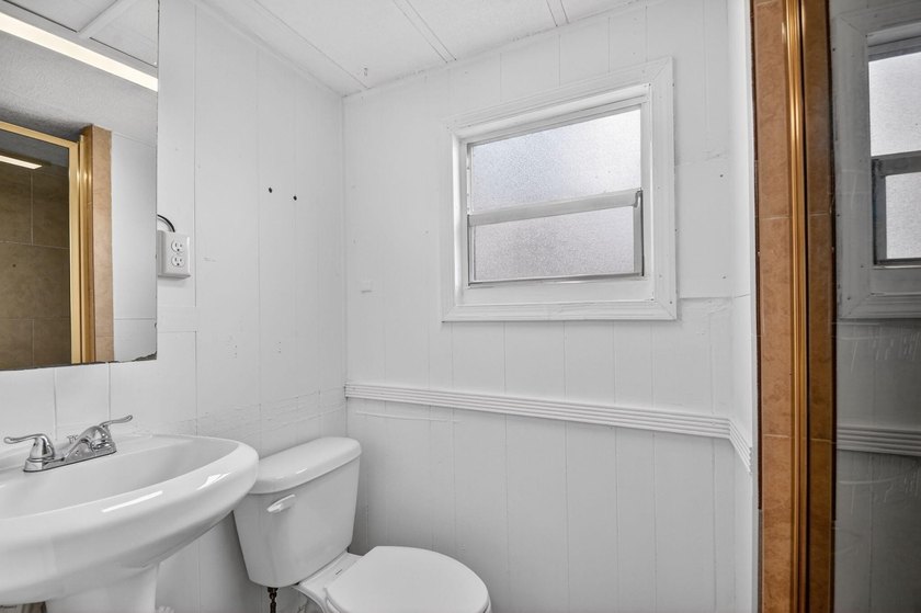 Spacious, Open and Newly Renovated 3BR /2BA home w/ contemporary - photo 30