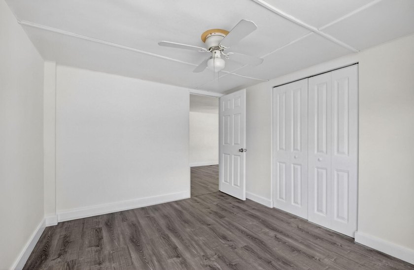 Spacious, Open and Newly Renovated 3BR /2BA home w/ contemporary - photo 33