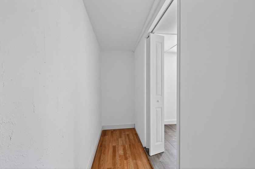 Spacious, Open and Newly Renovated 3BR /2BA home w/ contemporary - photo 34