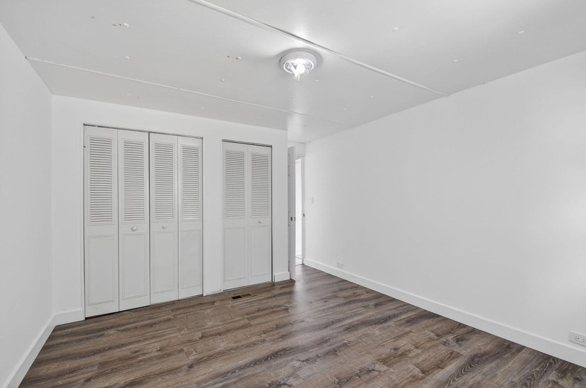 Spacious, Open and Newly Renovated 3BR /2BA home w/ contemporary - photo 37