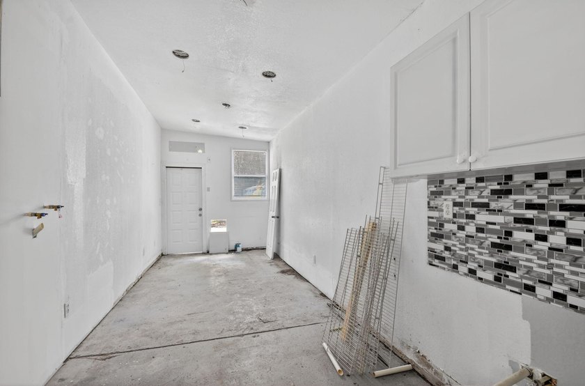 Spacious, Open and Newly Renovated 3BR /2BA home w/ contemporary - photo 40