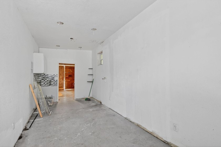 Spacious, Open and Newly Renovated 3BR /2BA home w/ contemporary - photo 41