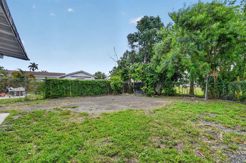 Spacious, Open and Newly Renovated 3BR /2BA home w/ contemporary - photo 43