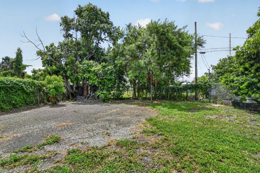 Spacious, Open and Newly Renovated 3BR /2BA home w/ contemporary - photo 44