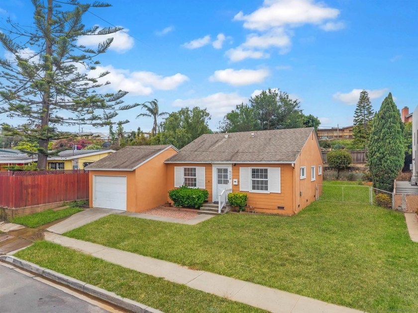 Charming single-story home adjacent to Bay Park featuring 3 - photo 2