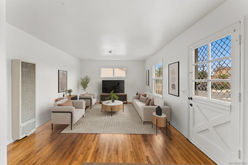 Charming single-story home adjacent to Bay Park featuring 3 - photo 4