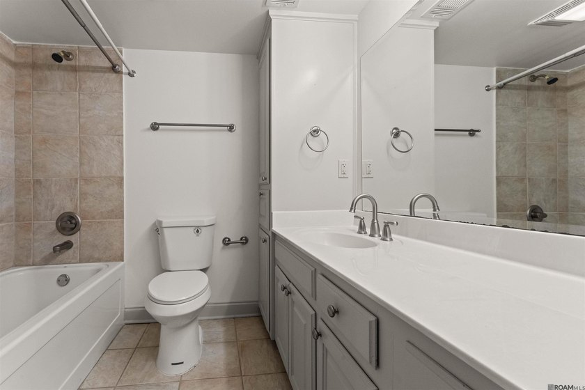 UNIT 404 - BEAUTIFUL 2 BEDROOM RENOVATED UNIT. DOWNTOWN LIVING - photo 7