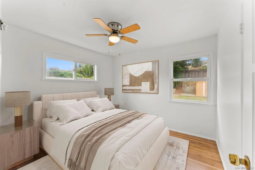 Charming single-story home adjacent to Bay Park featuring 3 - photo 8