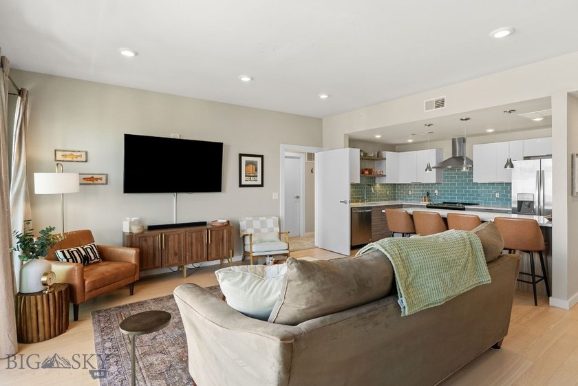 Rare top-floor corner unit at the stylish Talbach House - photo 3