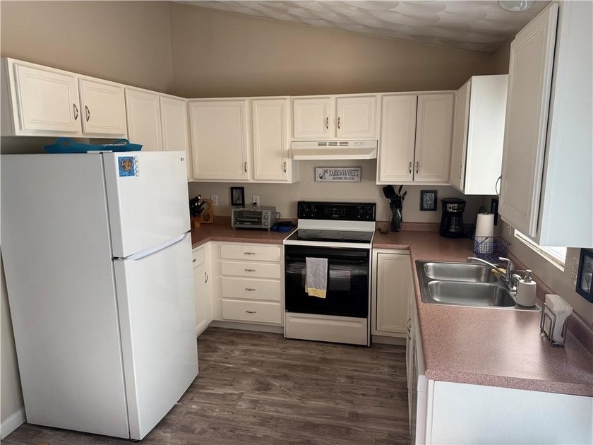 Welcome to 1676 Kingstown Road-a charming and spacious South - photo 5
