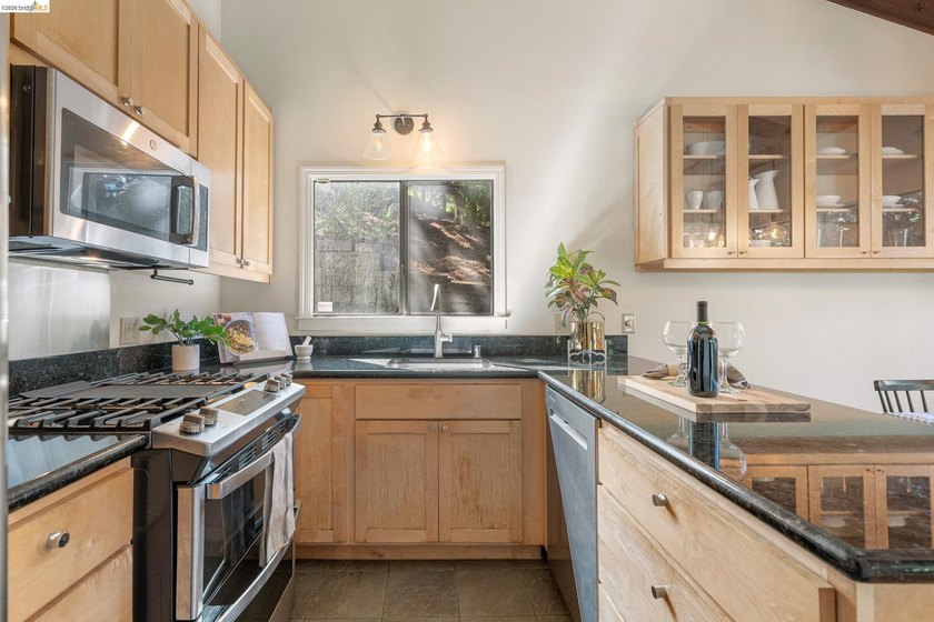 Majestic nature lover's retreat in the heart of Montclair. This - photo 24