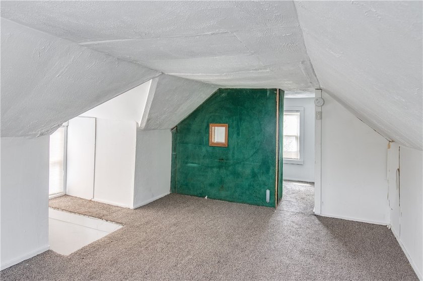 Located in Rochester's 19th Ward proper! This move-in-ready home - photo 24