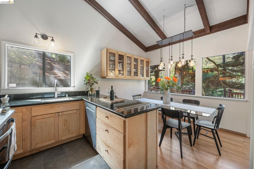 Majestic nature lover's retreat in the heart of Montclair. This - photo 25