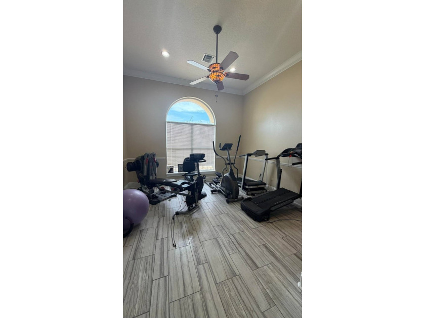 Expansive Luxury Home 5/4 with golf course views and inground - photo 35